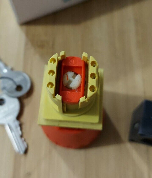 Siemens 3SB3-110-1BA20 Twist Release Emergency Stop w/ Keys