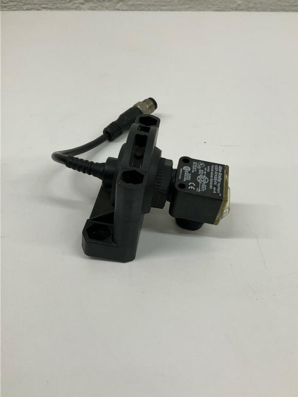 Allen Bradley  42EF-R7KBB-F4 Right Sight beam Receiver Sensor w/ 90° Bracket