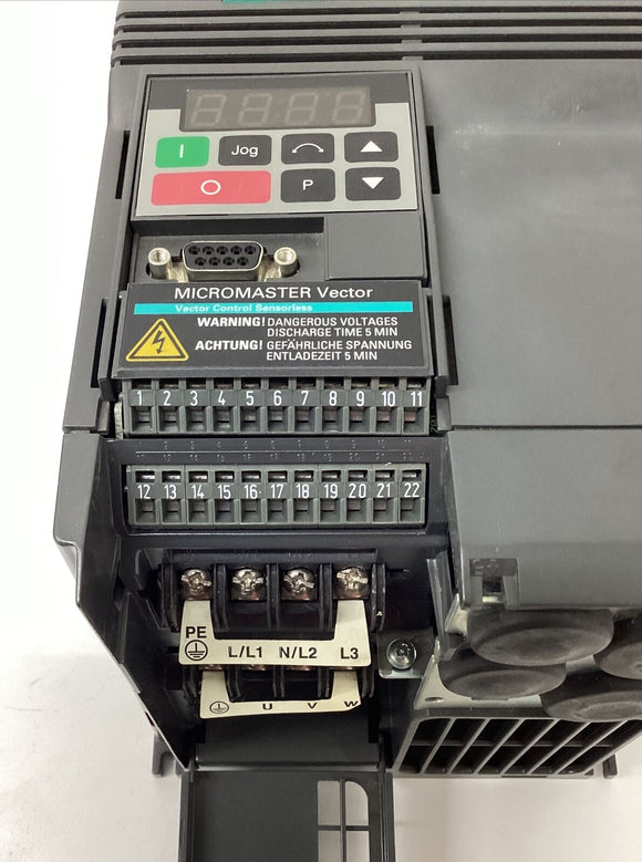 Siemens 6SE3215-8DB40 Micromaster Vector Servo Drive 3HP / 2200W