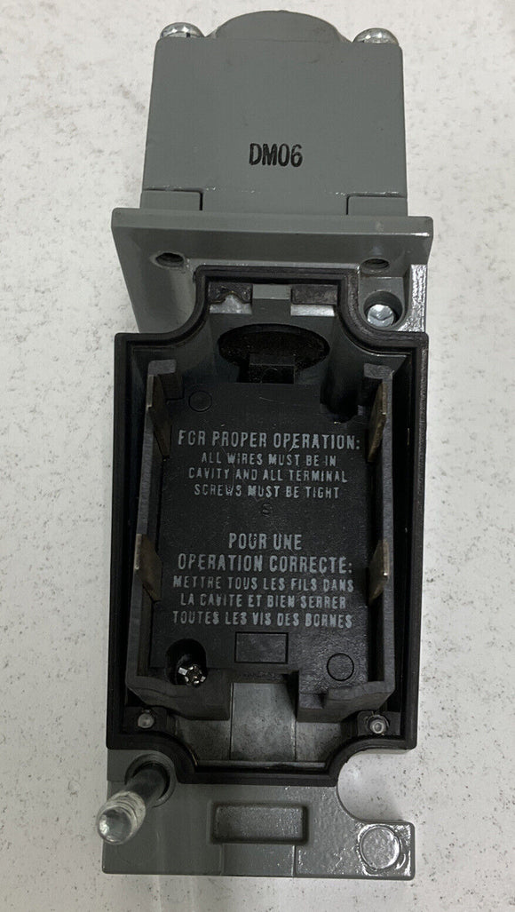 Allen Bradley 802T-CP1 Ser. H Plug-In Limit Switch Cracked Boot