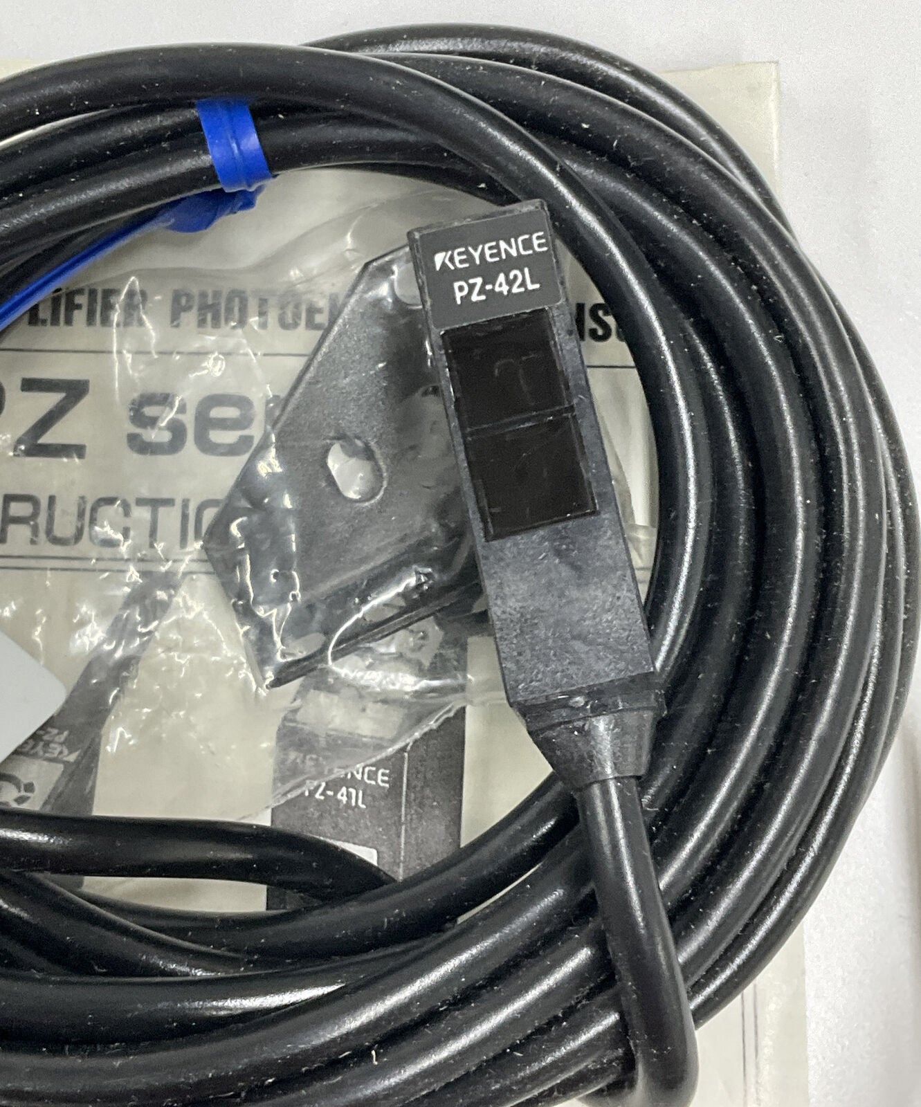 Keyence PZ-42L Photoelectric Sensor w/ Built-in Amplifier + Bracket (YE116)