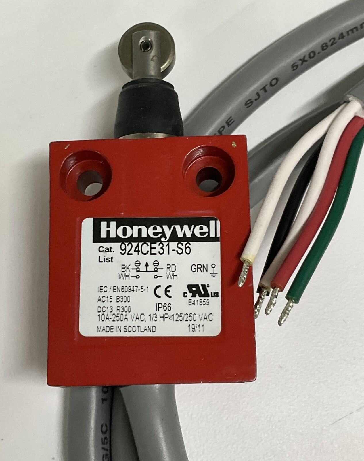 Honeywell 924CE31-S6 New SPDT 10A 250V Roller Snap Action Limit Switch (CBL107)
